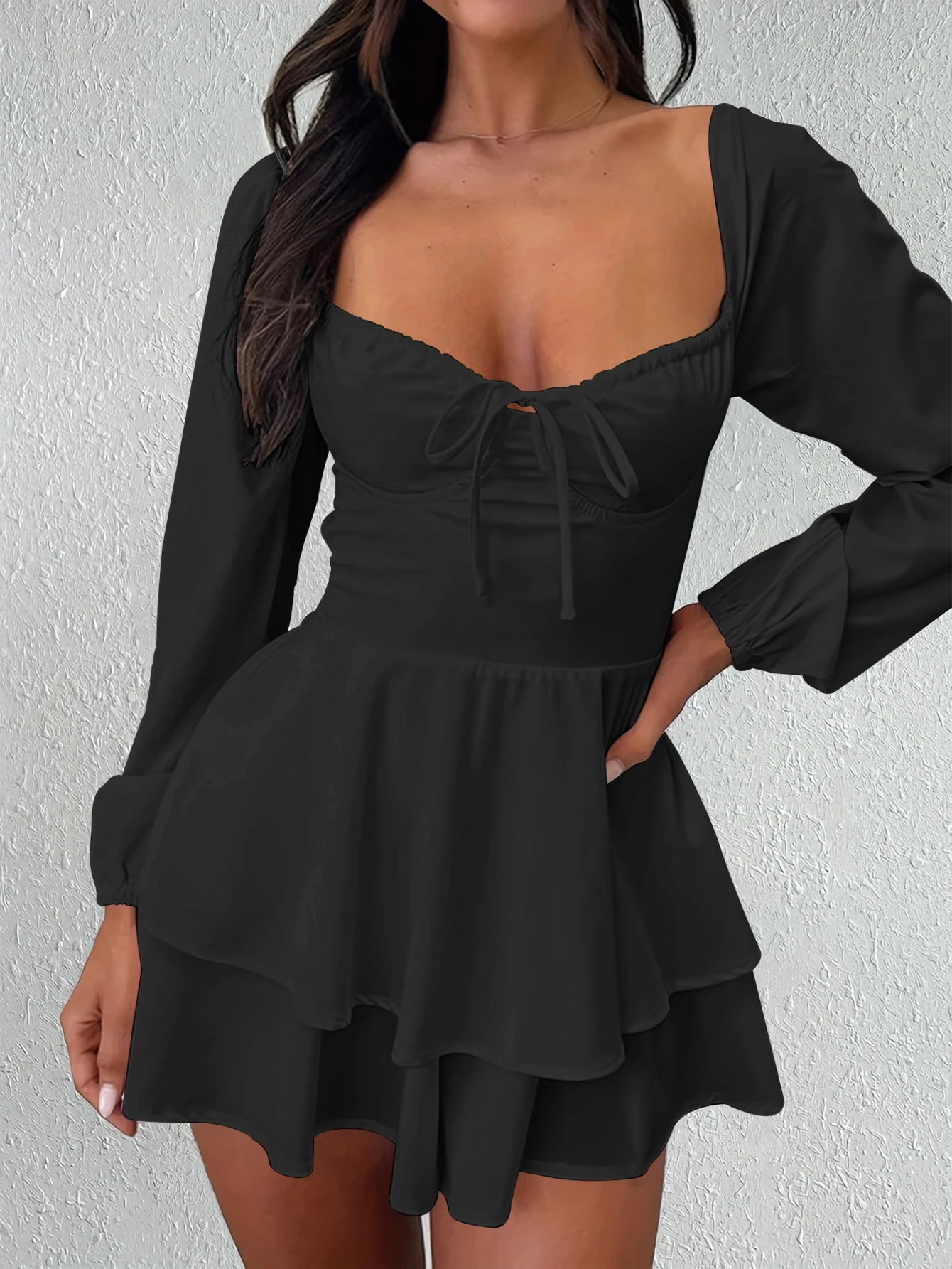 Robe courte blanche à lacets et volants, sexy et élégante, dos nu, décolleté en V et taille cintrée, style soirée en boîte de nuit.