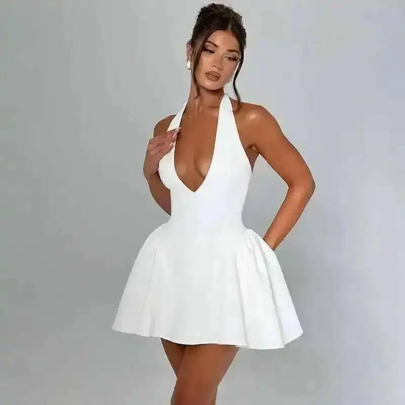 Robe plissée trapèze à taille cintrée, style Townlike, mini dos nu, col V, idéale pour l'été 2024 et les soirées sexy en boîte de nuit.