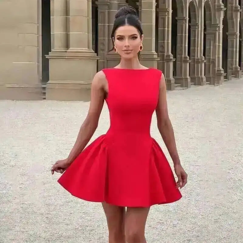 Robe plissée trapèze à taille cintrée, style Townlike, mini dos nu, col V, idéale pour l'été 2024 et les soirées sexy en boîte de nuit.