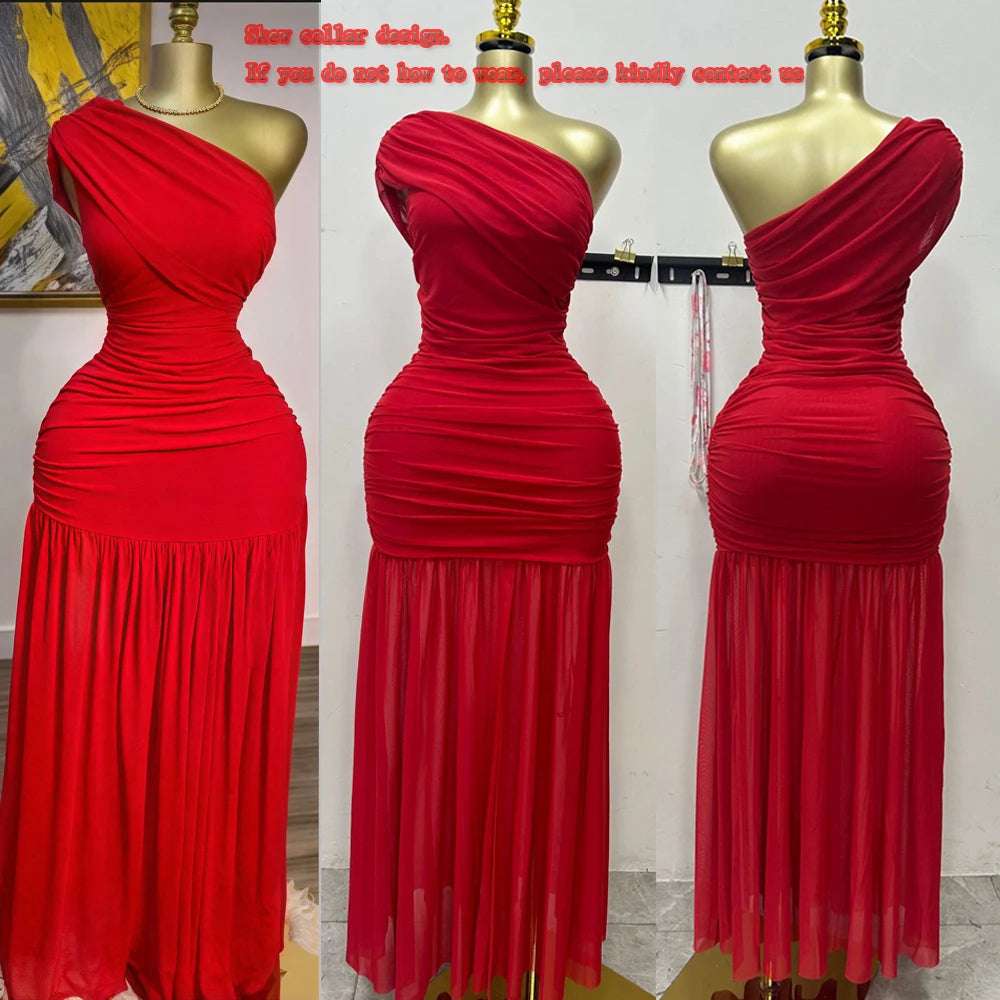 Robe longue élégante et sexy pour une soirée en club ou les vacances, avec encolure asymétrique, une manche dénudée, épaules dénudées et fente en résille.