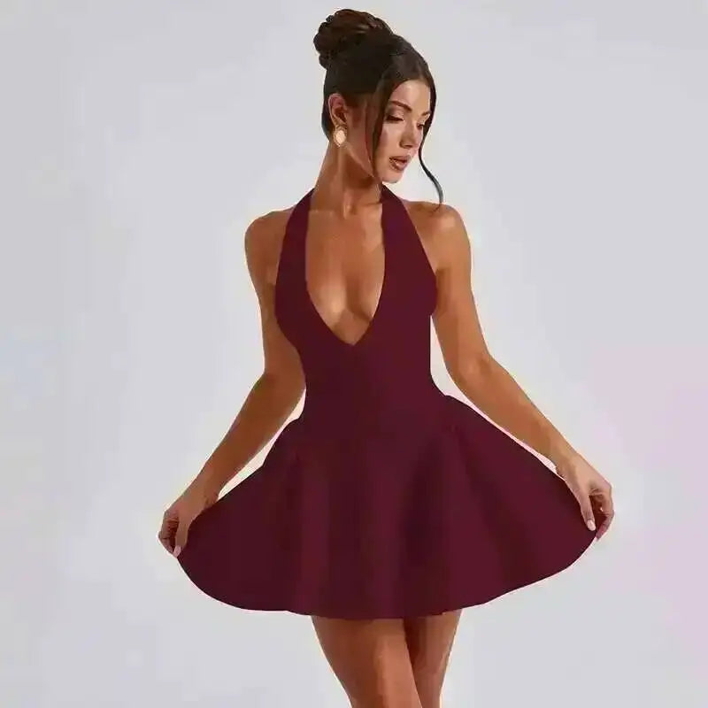 Robe plissée trapèze à taille cintrée, style Townlike, mini dos nu, col V, idéale pour l'été 2024 et les soirées sexy en boîte de nuit.