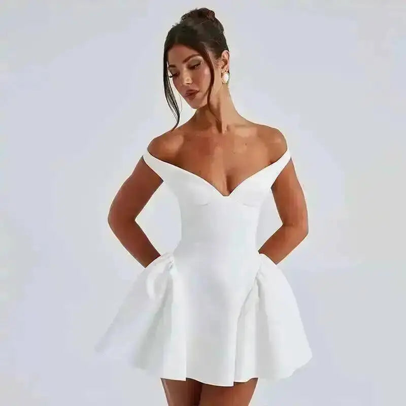 Robe plissée trapèze à taille cintrée, style Townlike, mini dos nu, col V, idéale pour l'été 2024 et les soirées sexy en boîte de nuit.
