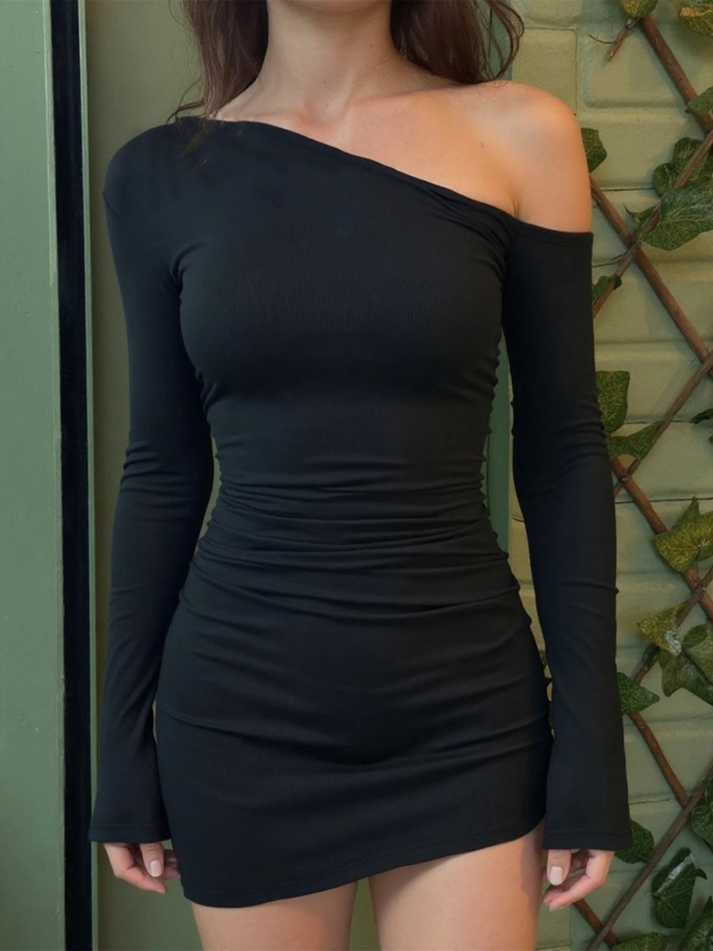 Robe mini Dulzura à épaules dénudées, manches longues, froncée et coupe slim asymétrique, unie, sexy et décontractée, idéale pour les soirées et les clubs en automne.