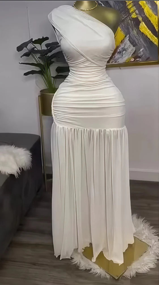 Robe longue élégante et sexy pour une soirée en club ou les vacances, avec encolure asymétrique, une manche dénudée, épaules dénudées et fente en résille.