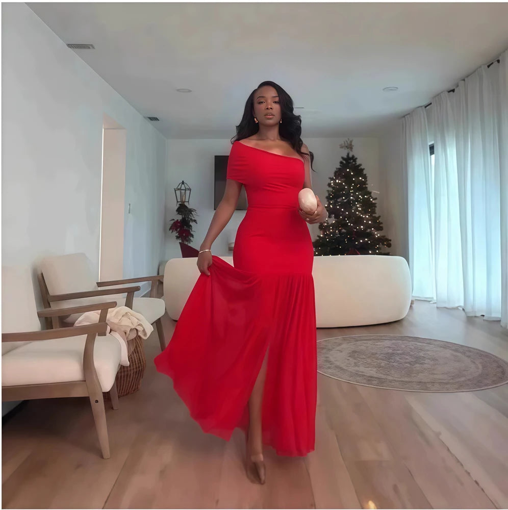 Robe longue élégante et sexy pour une soirée en club ou les vacances, avec encolure asymétrique, une manche dénudée, épaules dénudées et fente en résille.