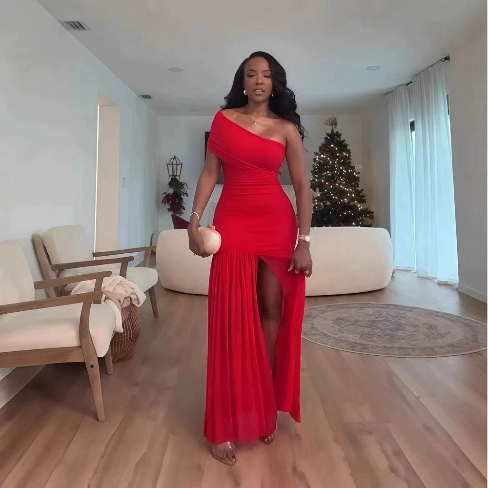Robe longue élégante et sexy pour une soirée en club ou les vacances, avec encolure asymétrique, une manche dénudée, épaules dénudées et fente en résille.
