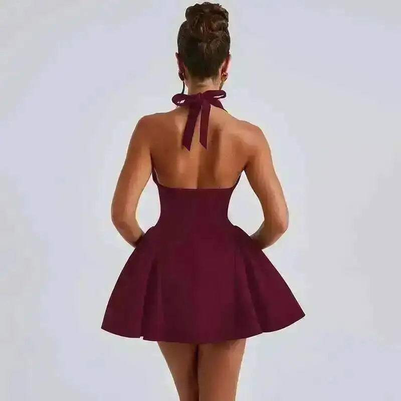 Robe plissée trapèze à taille cintrée, style Townlike, mini dos nu, col V, idéale pour l'été 2024 et les soirées sexy en boîte de nuit.
