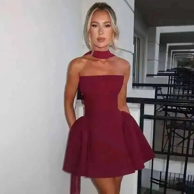 Robe plissée trapèze à taille cintrée, style Townlike, mini dos nu, col V, idéale pour l'été 2024 et les soirées sexy en boîte de nuit.