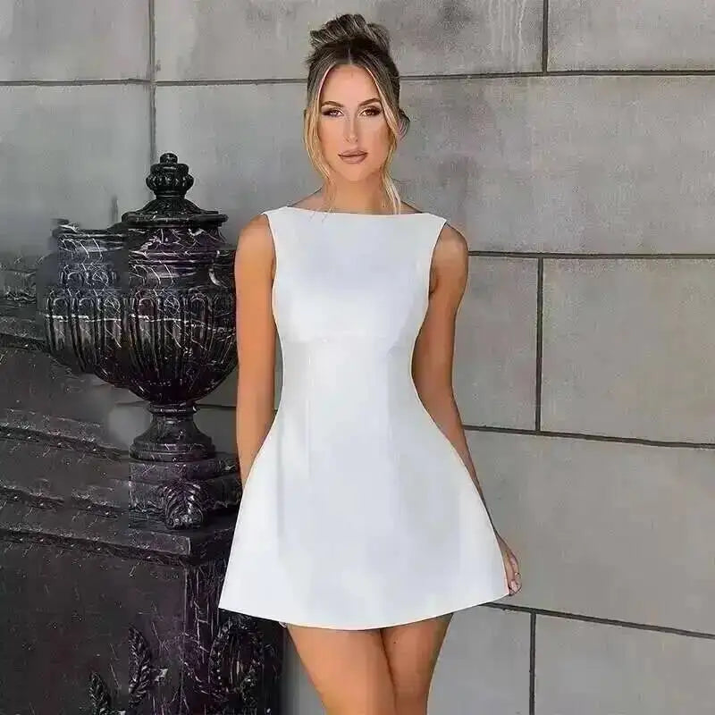 Robe plissée trapèze à taille cintrée, style Townlike, mini dos nu, col V, idéale pour l'été 2024 et les soirées sexy en boîte de nuit.