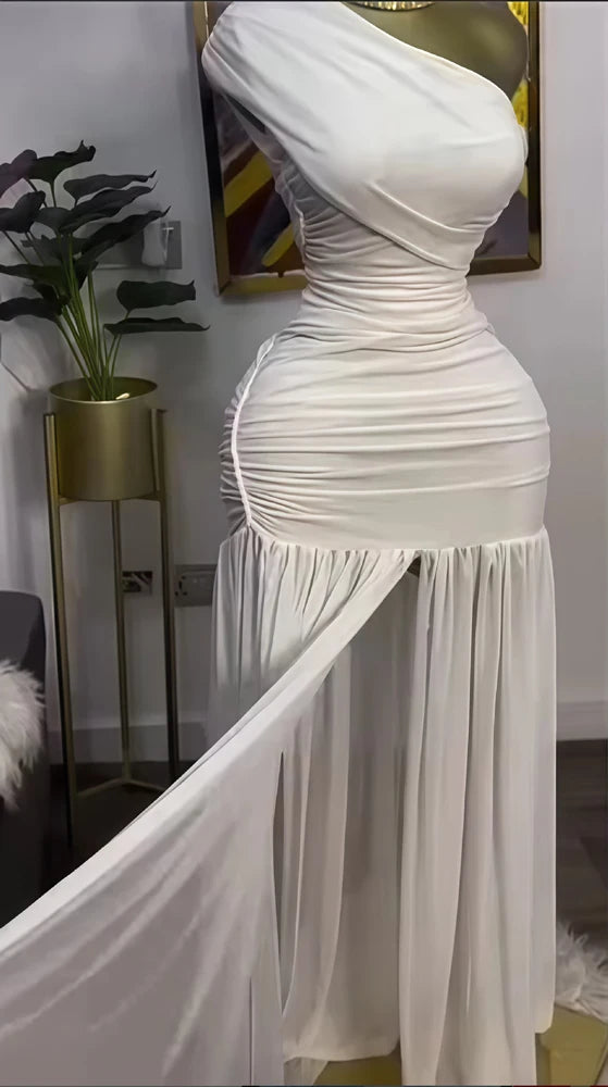 Robe longue élégante et sexy pour une soirée en club ou les vacances, avec encolure asymétrique, une manche dénudée, épaules dénudées et fente en résille.