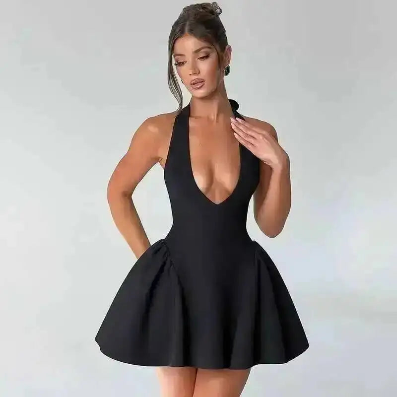 Robe plissée trapèze à taille cintrée, style Townlike, mini dos nu, col V, idéale pour l'été 2024 et les soirées sexy en boîte de nuit.