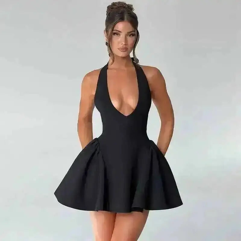 Robe plissée trapèze à taille cintrée, style Townlike, mini dos nu, col V, idéale pour l'été 2024 et les soirées sexy en boîte de nuit.