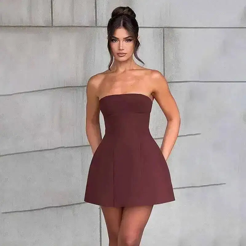 Robe plissée trapèze à taille cintrée, style Townlike, mini dos nu, col V, idéale pour l'été 2024 et les soirées sexy en boîte de nuit.