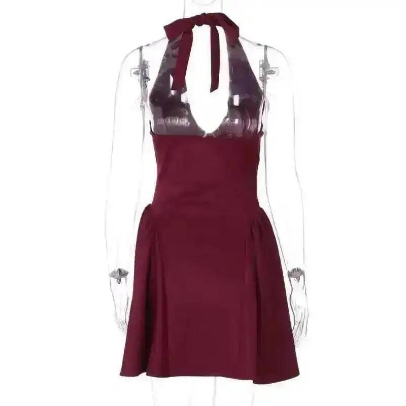 Robe plissée trapèze à taille cintrée, style Townlike, mini dos nu, col V, idéale pour l'été 2024 et les soirées sexy en boîte de nuit.