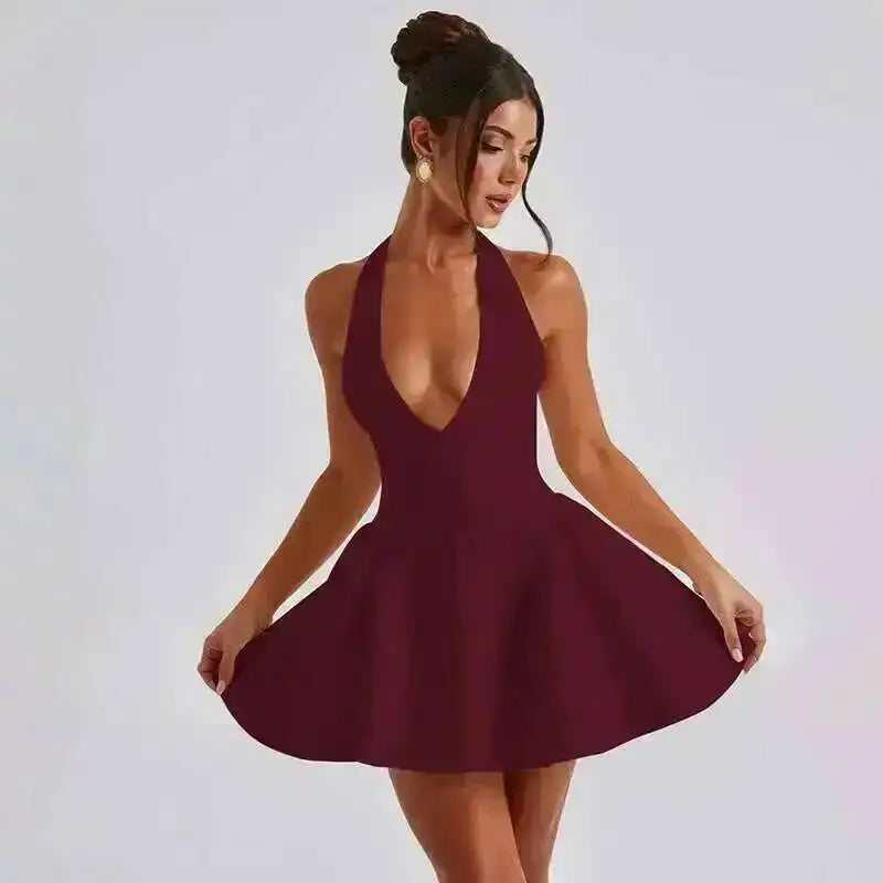 Robe plissée trapèze à taille cintrée, style Townlike, mini dos nu, col V, idéale pour l'été 2024 et les soirées sexy en boîte de nuit.
