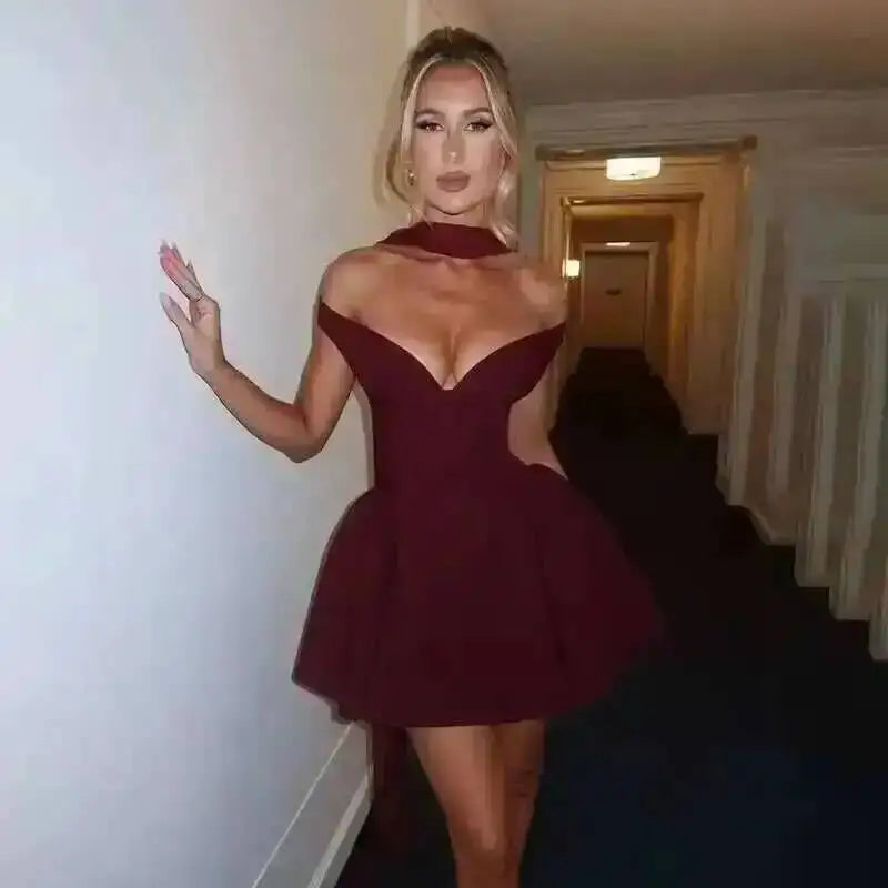 Robe plissée trapèze à taille cintrée, style Townlike, mini dos nu, col V, idéale pour l'été 2024 et les soirées sexy en boîte de nuit.