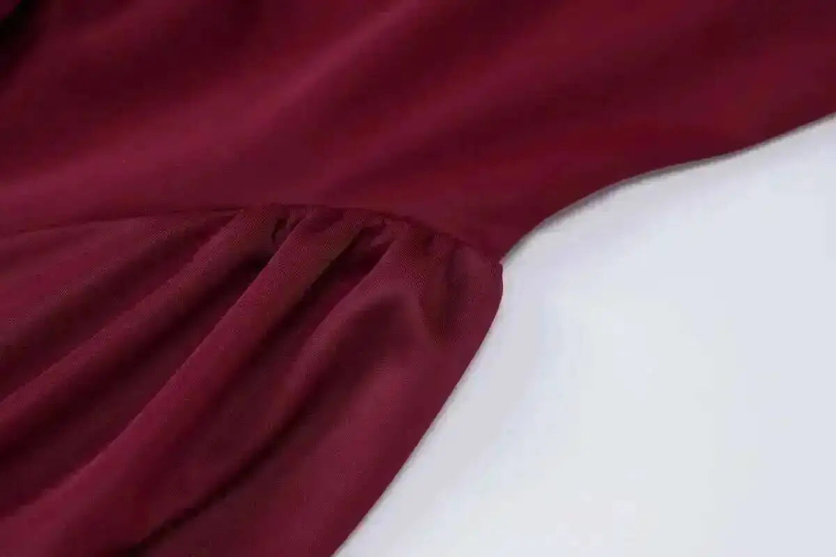 Robe plissée trapèze à taille cintrée, style Townlike, mini dos nu, col V, idéale pour l'été 2024 et les soirées sexy en boîte de nuit.
