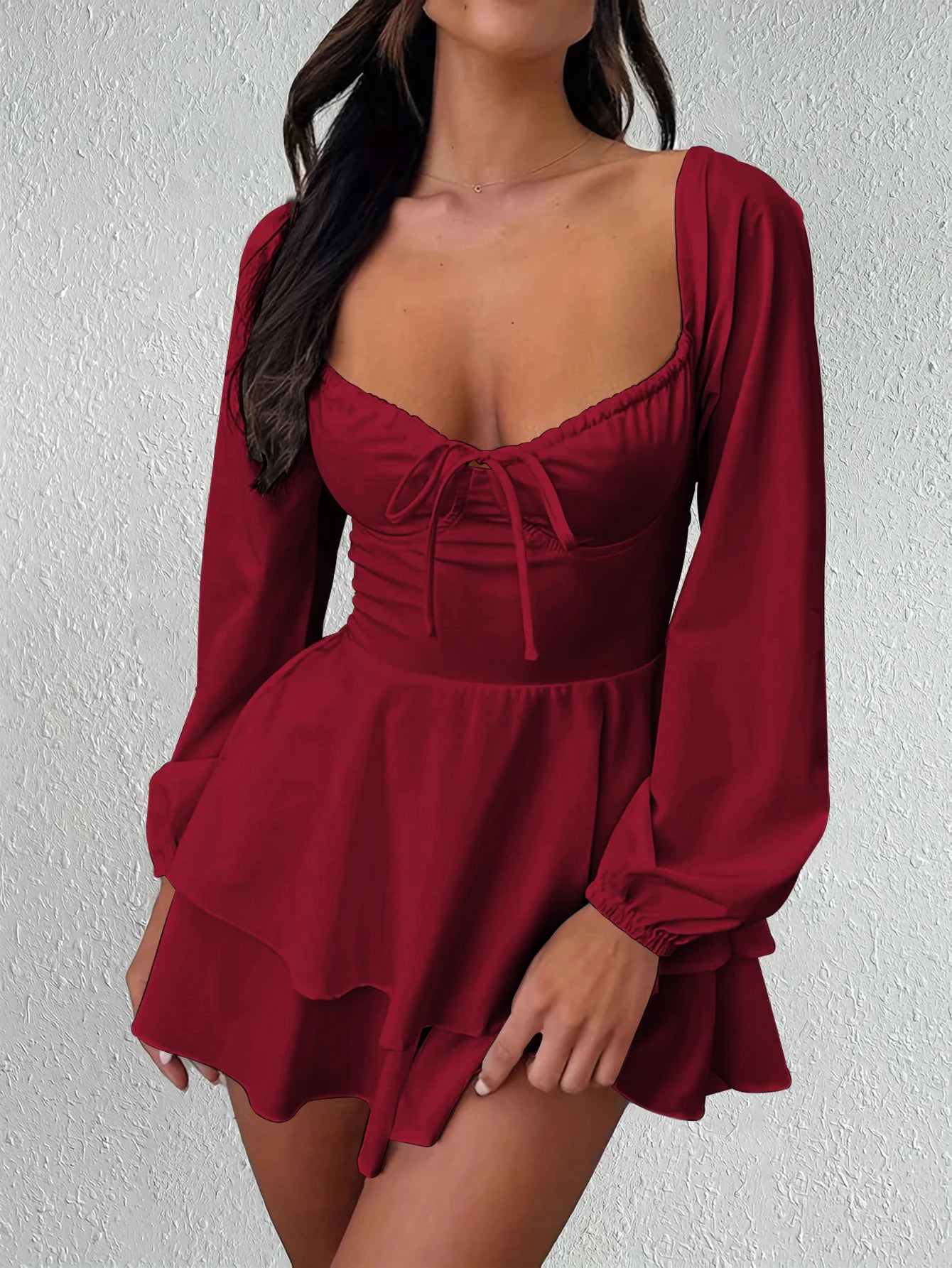 Robe courte blanche à lacets et volants, sexy et élégante, dos nu, décolleté en V et taille cintrée, style soirée en boîte de nuit.