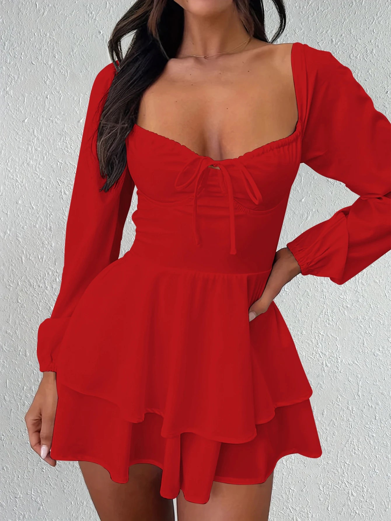 Robe courte blanche à lacets et volants, sexy et élégante, dos nu, décolleté en V et taille cintrée, style soirée en boîte de nuit.