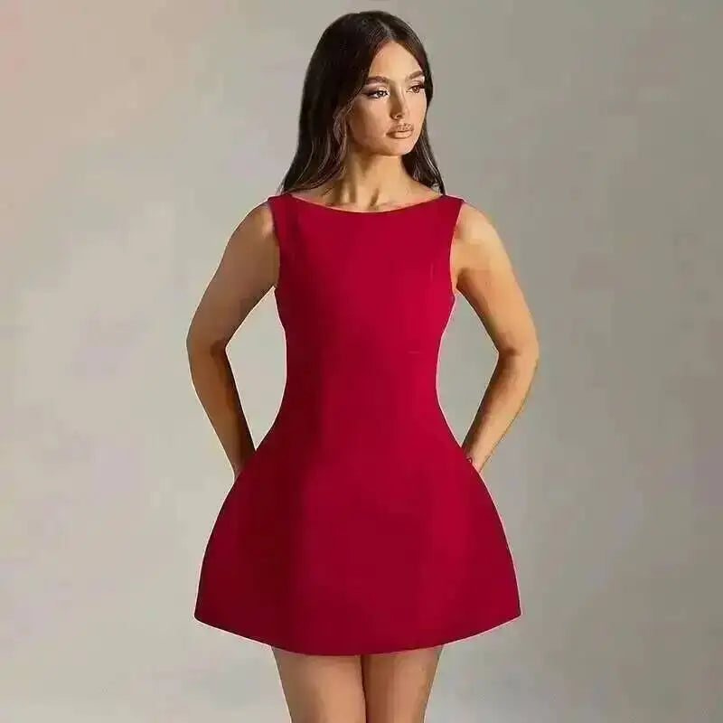 Robe plissée trapèze à taille cintrée, style Townlike, mini dos nu, col V, idéale pour l'été 2024 et les soirées sexy en boîte de nuit.