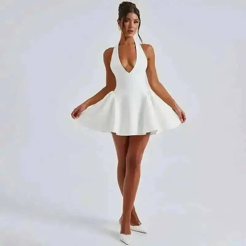 Robe plissée trapèze à taille cintrée, style Townlike, mini dos nu, col V, idéale pour l'été 2024 et les soirées sexy en boîte de nuit.