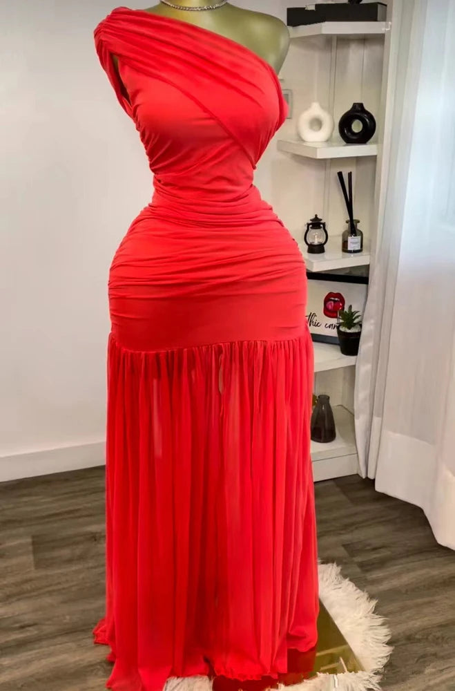 Robe longue élégante et sexy pour une soirée en club ou les vacances, avec encolure asymétrique, une manche dénudée, épaules dénudées et fente en résille.