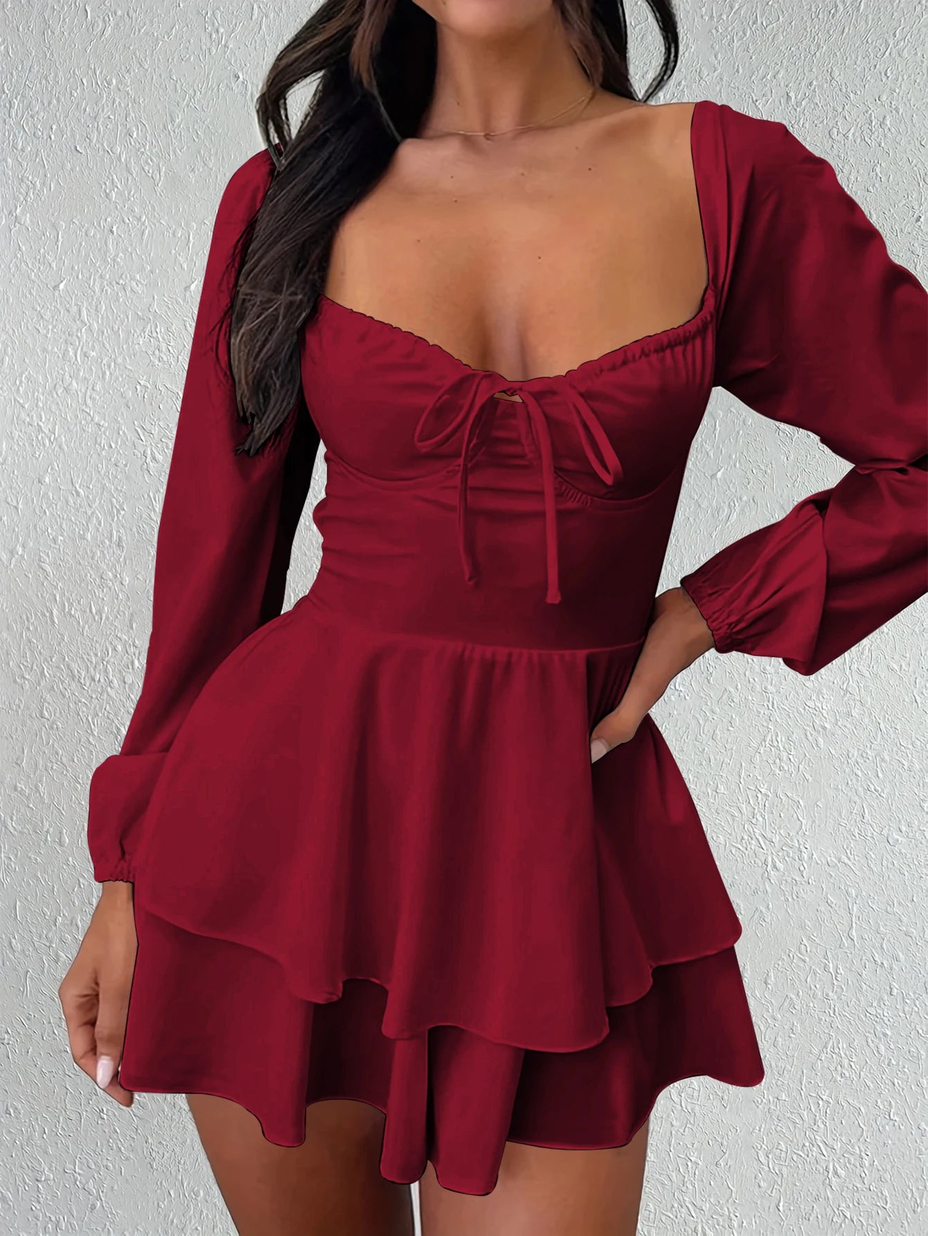 Robe courte blanche à lacets et volants, sexy et élégante, dos nu, décolleté en V et taille cintrée, style soirée en boîte de nuit.