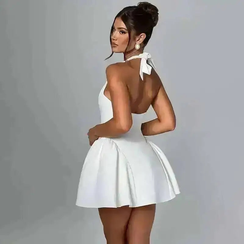Robe plissée trapèze à taille cintrée, style Townlike, mini dos nu, col V, idéale pour l'été 2024 et les soirées sexy en boîte de nuit.