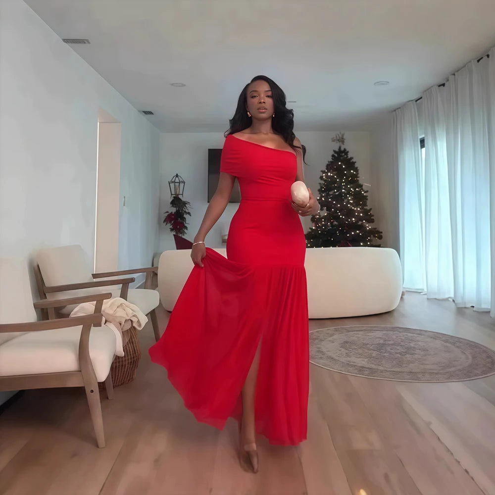 Robe longue élégante et sexy pour une soirée en club ou les vacances, avec encolure asymétrique, une manche dénudée, épaules dénudées et fente en résille.