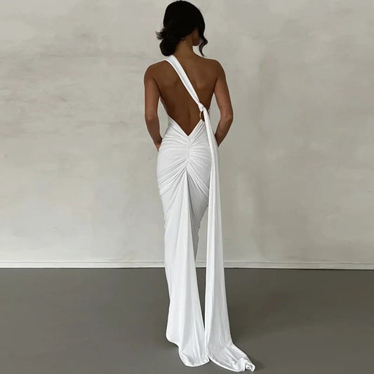 Robe maxi sexy asymétrique dos nu à une épaule, avec foulard ajustable et fronces, collection 2023. Élégante tenue streetwear Y2K pour festival.