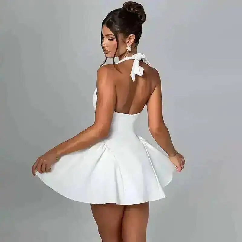 Robe plissée trapèze à taille cintrée, style Townlike, mini dos nu, col V, idéale pour l'été 2024 et les soirées sexy en boîte de nuit.