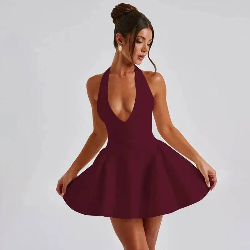 Robe plissée trapèze à taille cintrée, style Townlike, mini dos nu, col V, idéale pour l'été 2024 et les soirées sexy en boîte de nuit.