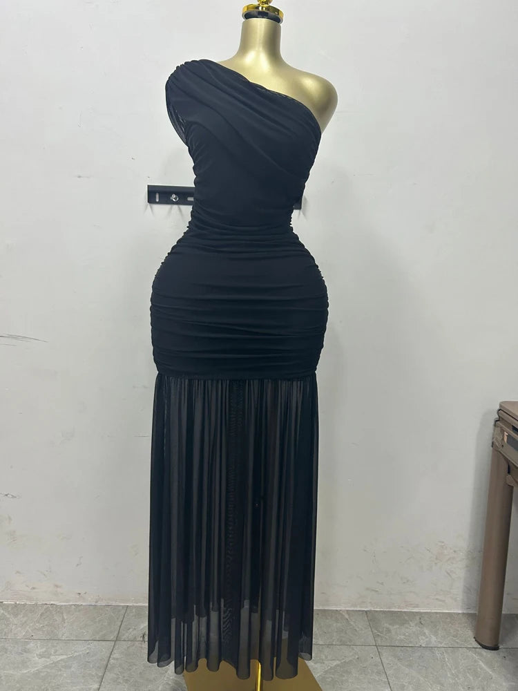 Robe longue élégante et sexy pour une soirée en club ou les vacances, avec encolure asymétrique, une manche dénudée, épaules dénudées et fente en résille.
