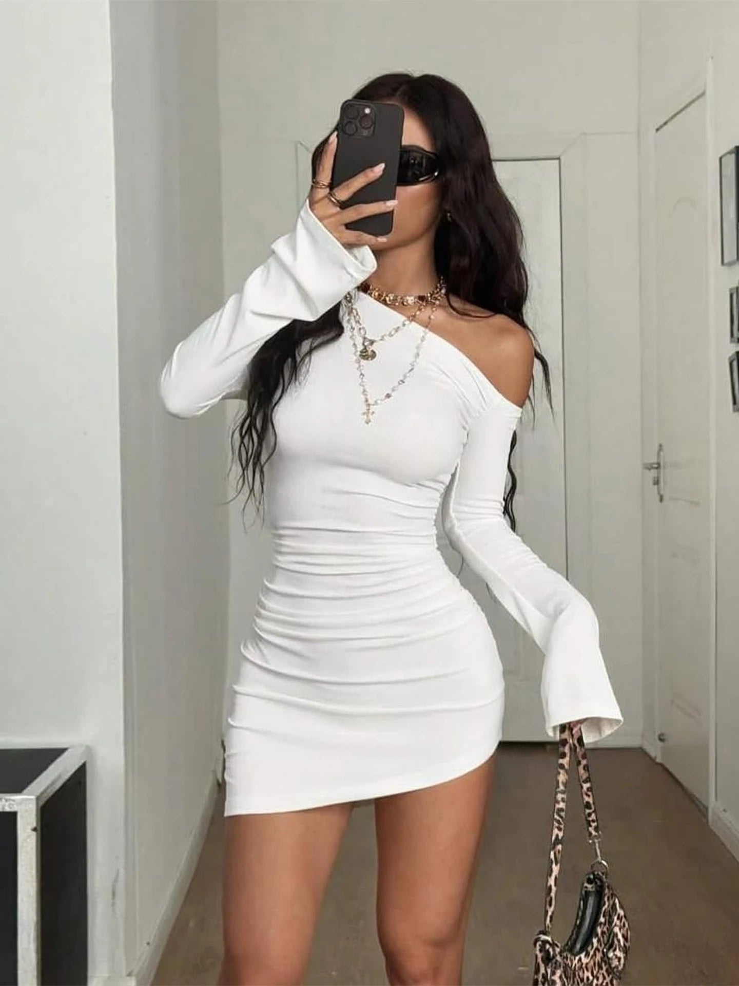 Robe mini Dulzura à épaules dénudées, manches longues, froncée et coupe slim asymétrique, unie, sexy et décontractée, idéale pour les soirées et les clubs en automne.