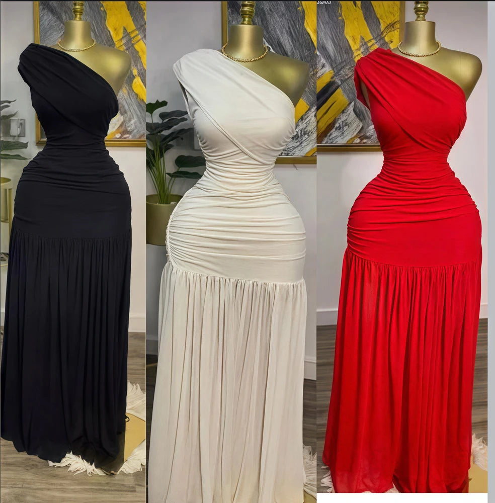 Robe longue élégante et sexy pour une soirée en club ou les vacances, avec encolure asymétrique, une manche dénudée, épaules dénudées et fente en résille.