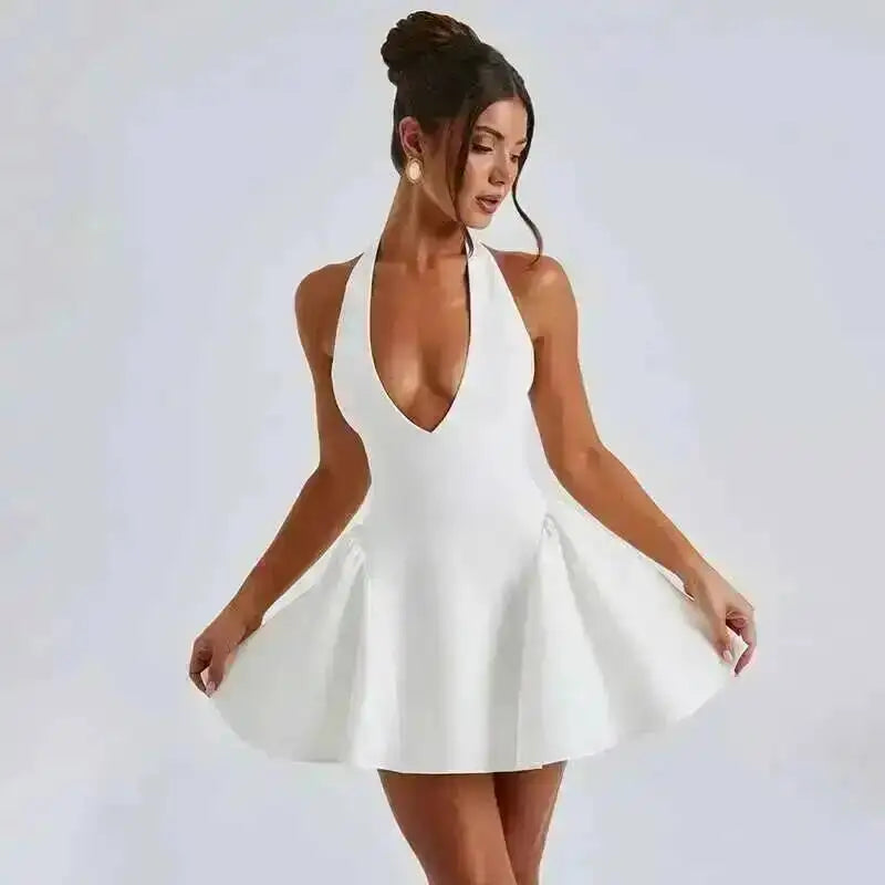 Robe plissée trapèze à taille cintrée, style Townlike, mini dos nu, col V, idéale pour l'été 2024 et les soirées sexy en boîte de nuit.