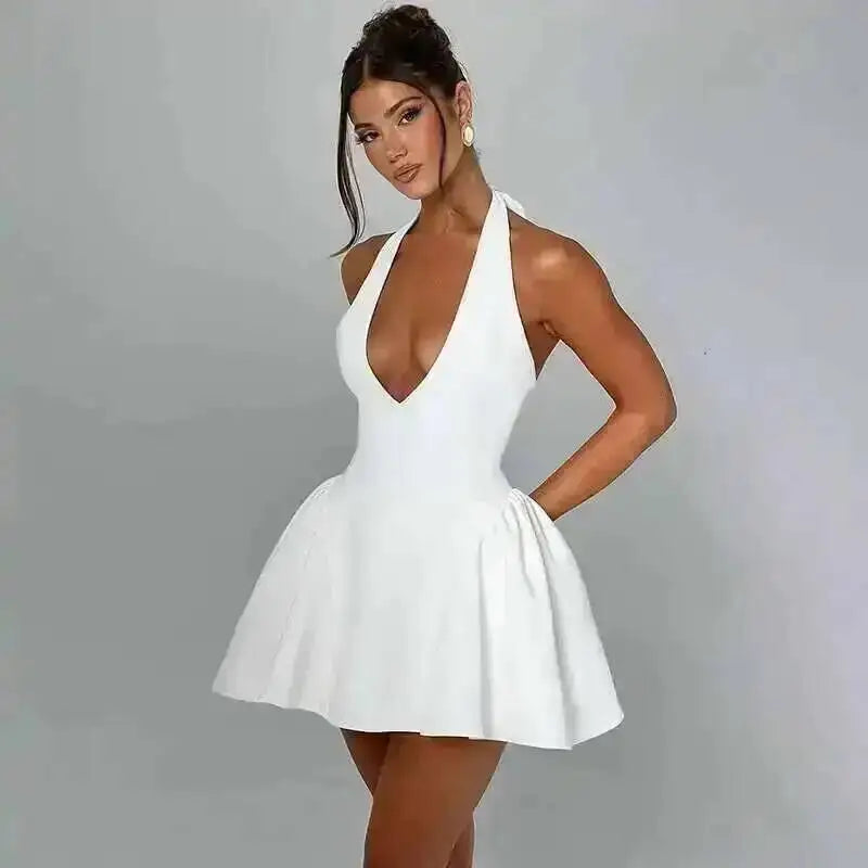Robe plissée trapèze à taille cintrée, style Townlike, mini dos nu, col V, idéale pour l'été 2024 et les soirées sexy en boîte de nuit.