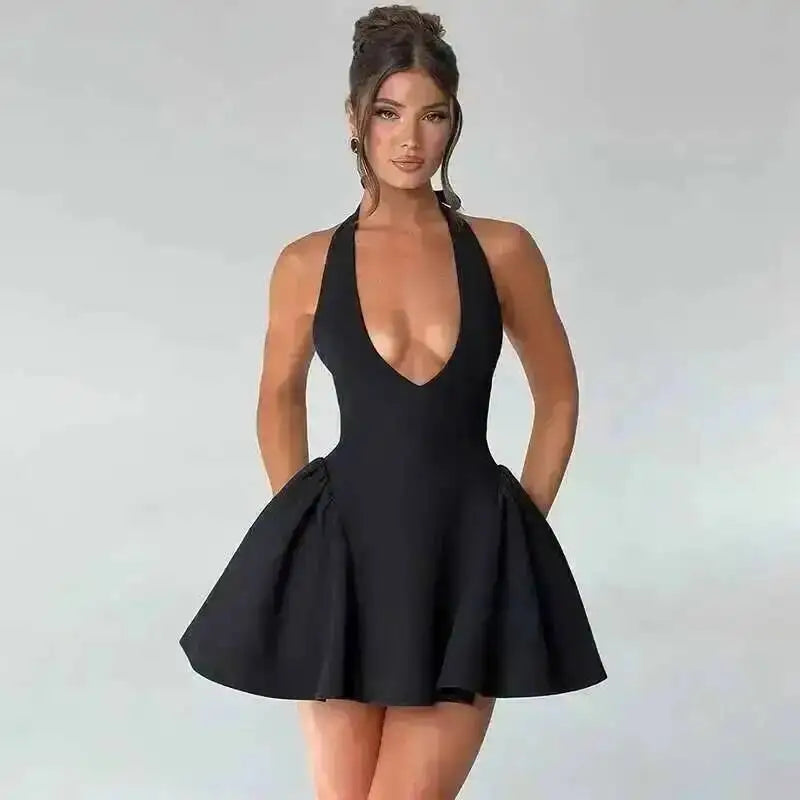 Robe plissée trapèze à taille cintrée, style Townlike, mini dos nu, col V, idéale pour l'été 2024 et les soirées sexy en boîte de nuit.