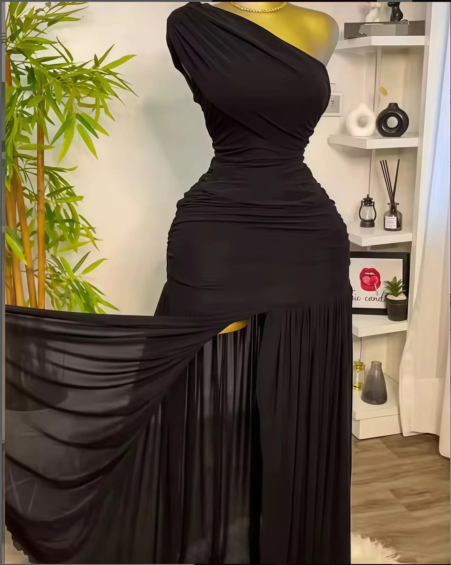 Robe longue élégante et sexy pour une soirée en club ou les vacances, avec encolure asymétrique, une manche dénudée, épaules dénudées et fente en résille.