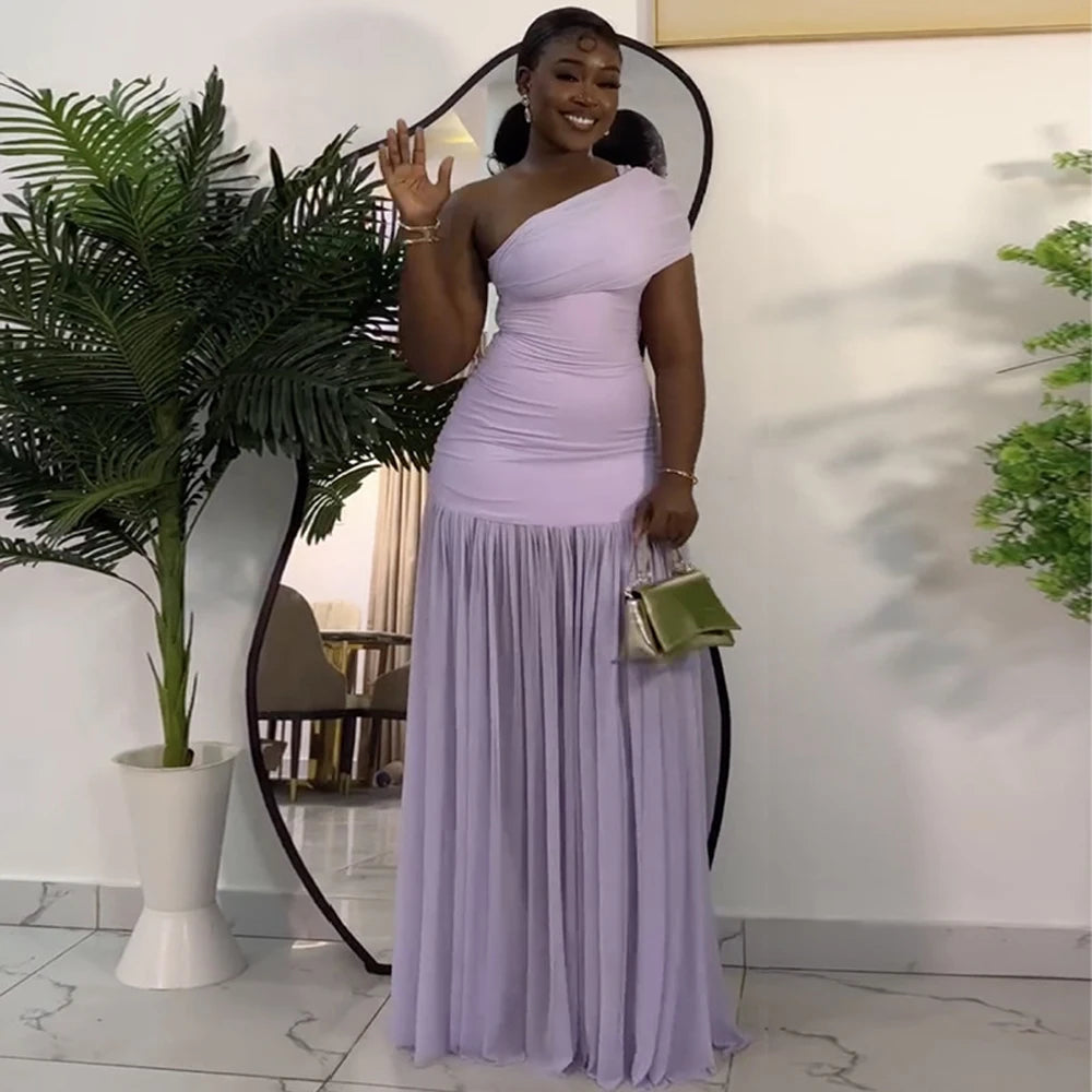 Robe longue élégante et sexy pour une soirée en club ou les vacances, avec encolure asymétrique, une manche dénudée, épaules dénudées et fente en résille.