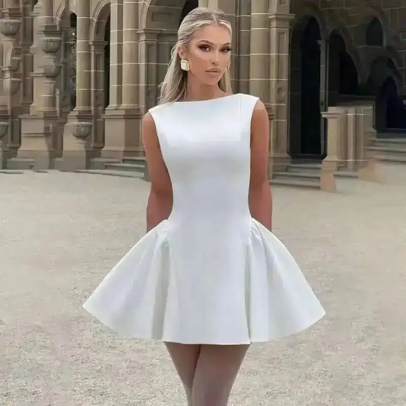 Robe plissée trapèze à taille cintrée, style Townlike, mini dos nu, col V, idéale pour l'été 2024 et les soirées sexy en boîte de nuit.