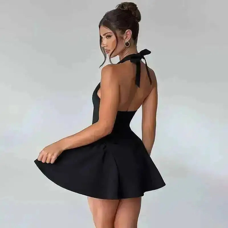 Robe plissée trapèze à taille cintrée, style Townlike, mini dos nu, col V, idéale pour l'été 2024 et les soirées sexy en boîte de nuit.